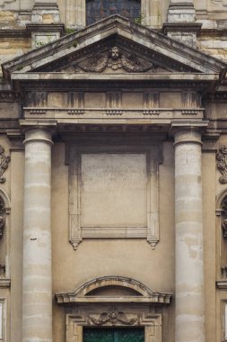 Eski Carmelite Kilisesi 'nin güzel dekore edilmiş yüzü. Parça. Lviv. Ukrayna 