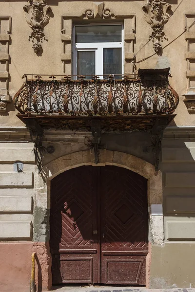 Balcony Rusty Forged Fences Entrance House Incoming Wooden Doors Sculpture — Stock Photo, Image