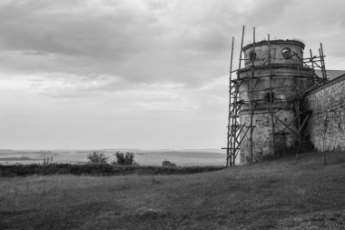 Ortaçağ şatosunun kalıntıları. Kulenin tamiri. Ukrayna. Siyah ve beyaz.