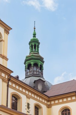 Kilisenin kulesi ve yeşil kubbesi