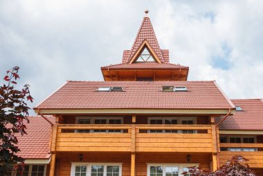 Ormanın arka planında kulesi olan bir dağ evi parçası.