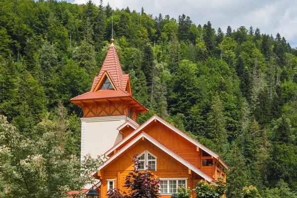 Fragmento Uma Casa Montanha Com Uma Torre Fundo Floresta — Fotografia de Stock