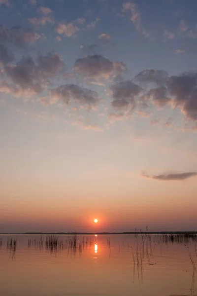 Solnedgång Sjön Kvällshimlen Med Vackra Moln Reflekteras Vattnet Sjön — Stockfoto
