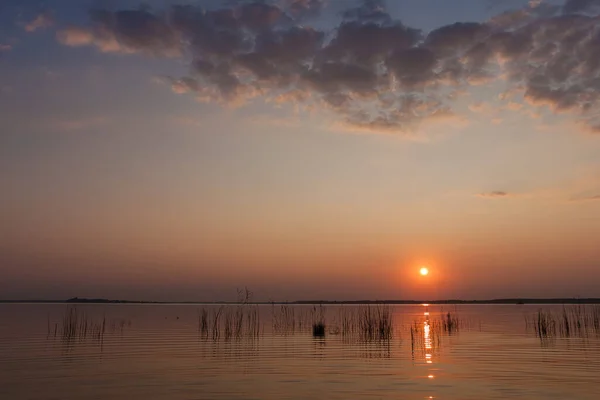 Solnedgång Sjön Kvällshimlen Med Vackra Moln Reflekteras Vattnet Sjön — Stockfoto