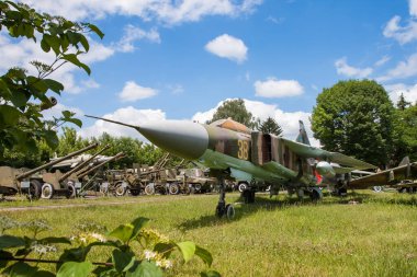 Lutsk, Ukrayna - 15 Haziran 2021: Eski Sovyet jet uçağı MIG-23. Terk edilmiş askeri teçhizat parkı