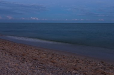 Karadeniz. Güzel bulutlarla akşam gökyüzü ve ay denizin suyuna yansıyor..