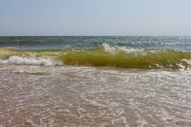 Deniz manzaralı. Güneşli bir günde Karadeniz 'in büyük ve fırtınalı dalgaları. Küçük alan derinliği