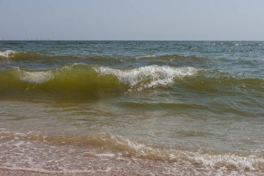 Deniz manzaralı. Güneşli bir günde Karadeniz 'in büyük ve fırtınalı dalgaları. Küçük alan derinliği