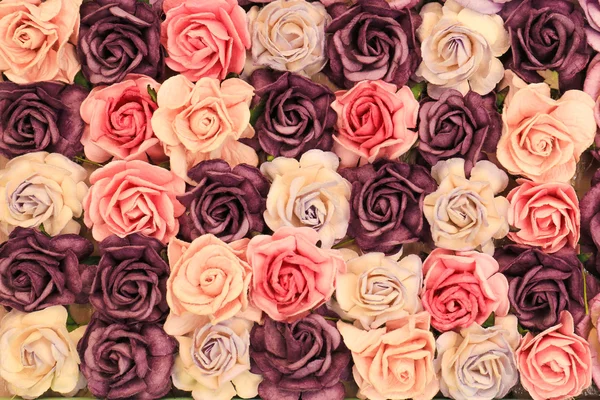 Close-up van kleurrijke imitatie of kunstmatige rose bloem achtergrond Stockfoto