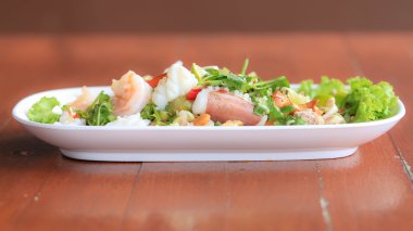 Deniz ürünleri salatası