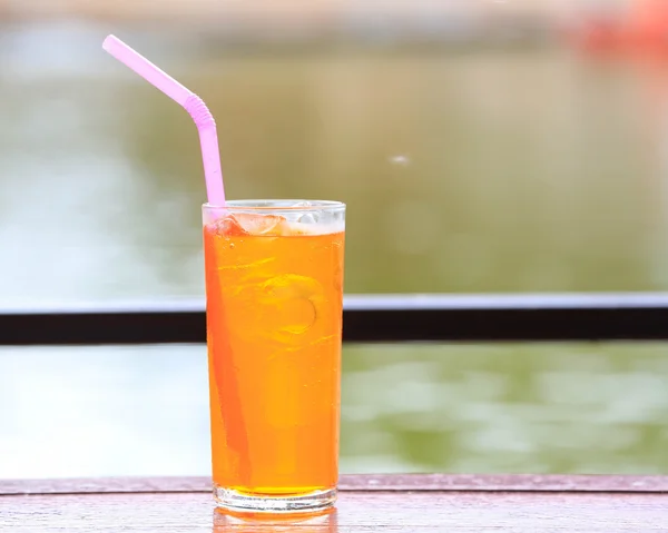 Pełną szklanką świeży sok pomarańczowy z lodem — Zdjęcie stockowe