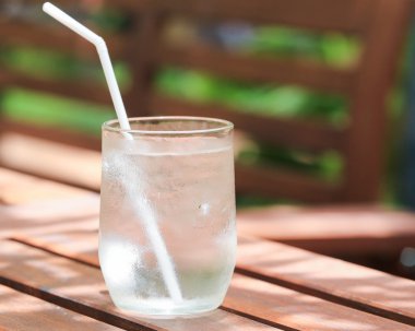 ahşap üzerine bir bardak su