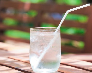 ahşap üzerine bir bardak su