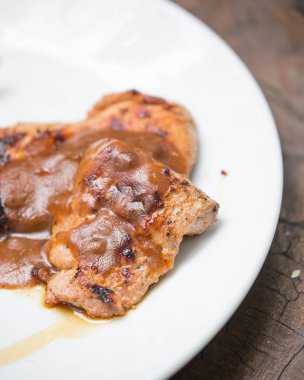 Sulu ızgara domuz pirzolası (boyun kesim) 