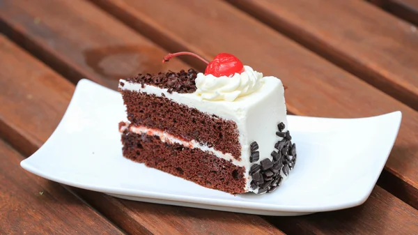 Gâteau au fromage avec sauce au chocolat et cerises — Photo