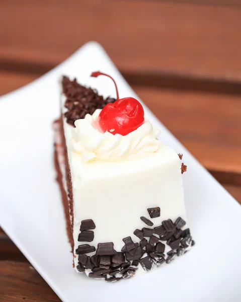 초콜릿 소스와 체리 치즈 케이크 — 스톡 사진