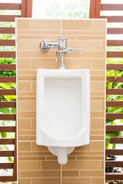 Weiße Urinale mit Keramikfliesen an der Wand. — Stockfoto