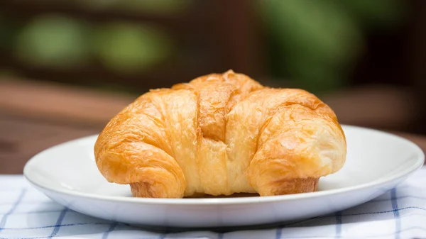 Pequeno-almoço com croissants frescos — Fotografia de Stock