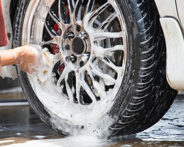 Lavaggio auto all'aperto con spugna — Foto Stock