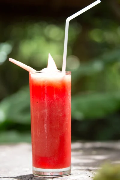 Smoothie Wassermelone auf grünem Hintergrund — Stockfoto