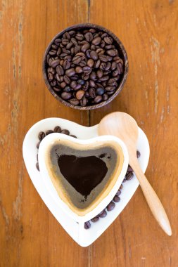 Kahve fincanı ve kahve çekirdeği.