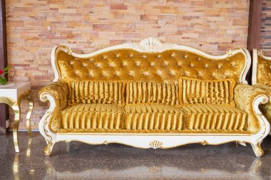 Duvar yanındaki güzel vintage kanepe