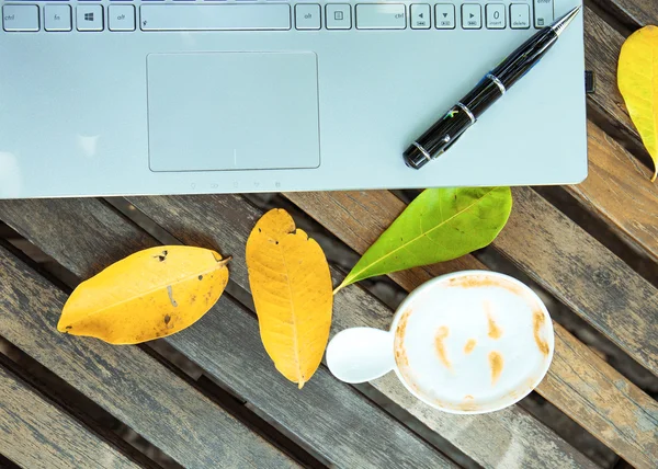 Taza de café y portátil para negocios — Foto de Stock