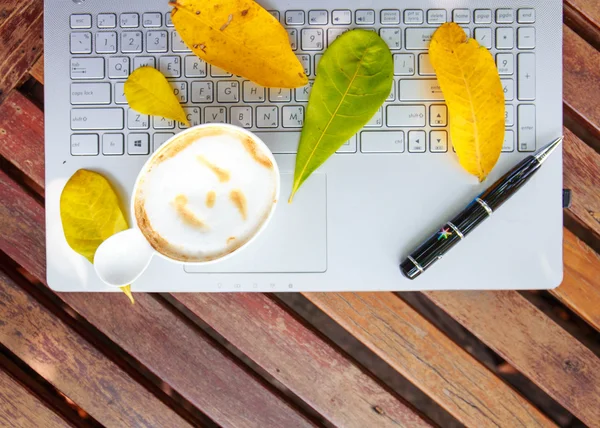 Taza de café y portátil para negocios — Foto de Stock