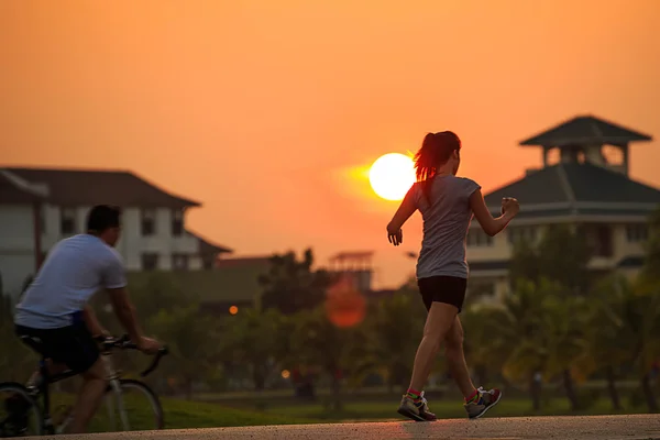 跑步运动员脚在道路上运行。女人健身剪影苏 — 图库照片