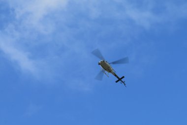 mavi gökyüzünde helikopter