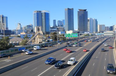 M1 otoyol trafik Melbourne şehir merkezinde.