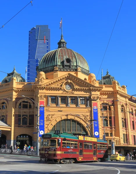 Flinders straßenbahn station tram melbourne australien — Stockfoto