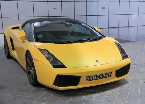 Sarı Lamborghini araba