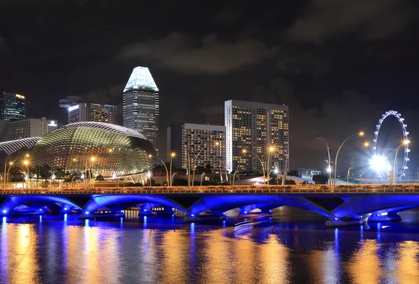 シンガポールのスカイラインとシンガポール川 — ストック写真