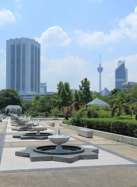 Nationella moskén och Kl tower Kuala Lumpur — Stockfoto