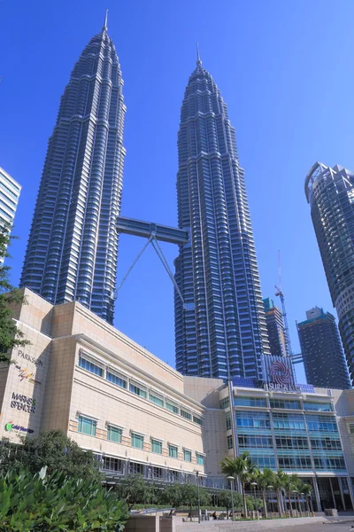 Suria Klcc alışveriş merkezi ve Petronas ikiz kuleleri — Stok fotoğraf