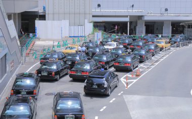 Osaka İstasyonu Japonya sıraya taksi