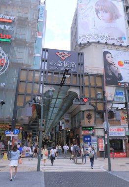 Shinsaibashi alışveriş arcade Osaka Japonya.