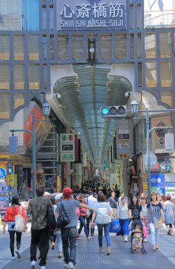 Shinsaibashi alışveriş arcade Osaka Japonya.