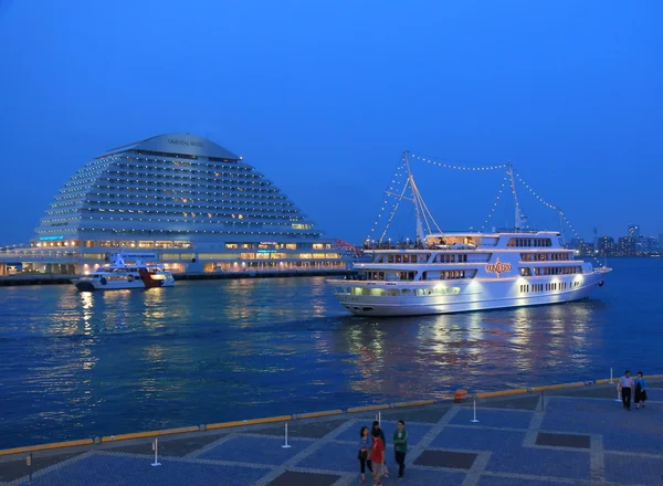 Kobe Harbour waterfront and cruise ship. — Stock Photo, Image