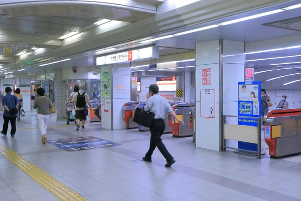 Navetteurs à la station de métro Osaka Japon . — Photo