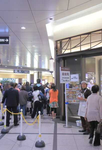 梅田駅大阪にキューします。 — ストック写真