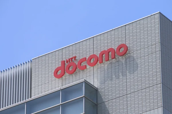 Kanazawa japan - 6. juni 2014: ntt docomo firmenlogo. ntt docomo ist der dominierende Mobilfunkanbieter in Japan mit Hauptsitz in Tokio. — Stockbild NTT Docomo Japan — Stockfoto