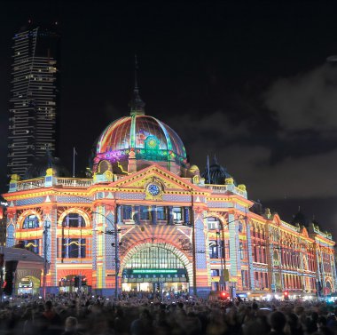Flinders Sokağı İstasyonu Melbourne kadar ışık