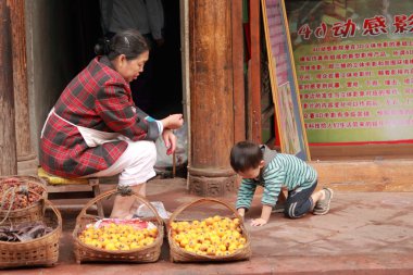 Anne ve oğlu Luodai Köyü Chengdu Çin