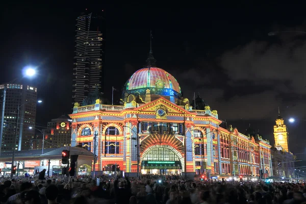 Flinders Street Station erleuchtet Melbourne — Stockfoto