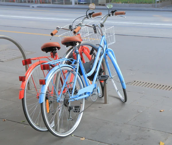 Красный и синий велосипеды — стоковое фото