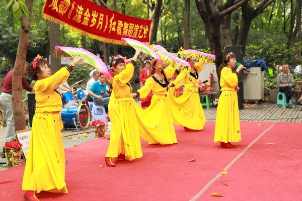 Dansföreställning i folkets park Chengdu — Stockfoto