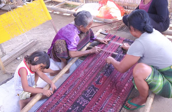 Traditionelle weberei indonesien — Stockfoto