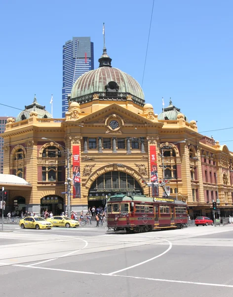 Flinders estación de la calle y tranvía — Foto de Stock